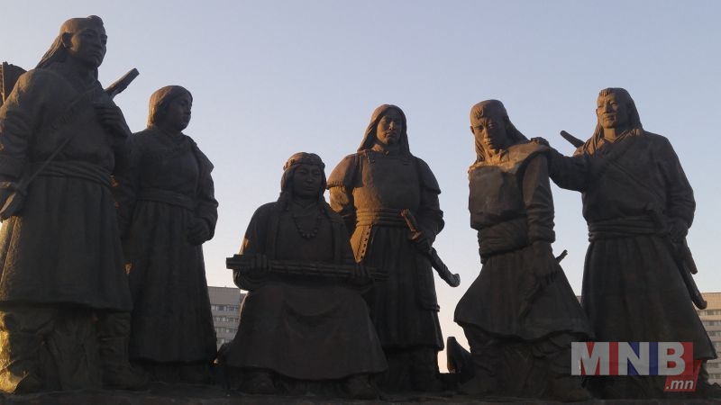 Ордос хотын төв талбайд эзэн Чингис хааны түүхэн үйл хэргийг өгүүлсэн 5 багц хөшөө бий