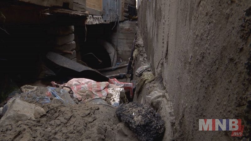 (Үерийн суваг шуудууг таглан дээр нь барилга байгууламж барьж, хогоор дүүргэсэн байна)