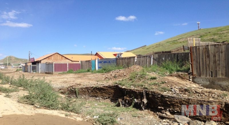 (Үерийн далан дээр шороо асган иргэд, аж ахуйн нэгжүүд ийнхүү суурьшжээ)