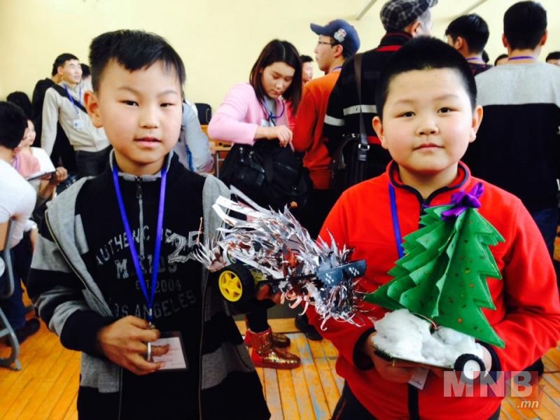 Тэдний гарт байгаа роботууд бол хүүхдүүдийн анхны бүтээл