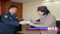А.Эрдэнэ-Очир төрсөн нутаг руугаа номын жин тээнэ 