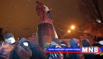 Лениний хөшөөг буулгажээ