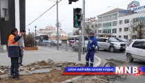 Явган хүний зам, гарц дагуух бордюруудыг налуулж  байна
