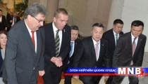 Берлин хотын Алтан дэвтэрт гарын үсэг зурав