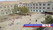 Зургаан настай хүүхдээ сургуульд сургахын тулд  ганцаараа малаа маллаж байна