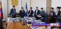 Хотын төв номын санд 240 гаруй ном хандивлав