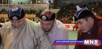 Энэ сарыг дуустал гурван барилдаантай 