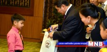 Миний ээж орой хоолой нь өвдчихсөн, их л ядарсан ирдэг