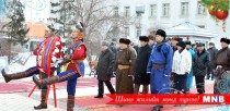 Монгол төрийн тамганы хөшөөнд цэцэг өргөв