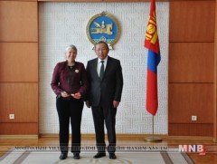 АНУ-ын иргэнийг Алтангадас одонгоор шагнав