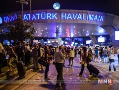 Истанбул хотын нисэх буудалд террорист халдлага гарч, 32 хүн амь үрэгдлээ