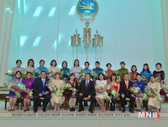 Алдарт эхчүүдэд одон гардууллаа