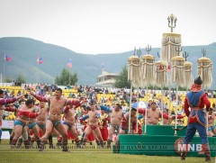 Улсын аварга цолтой бөх түрүүлбэл дархан аварга цол хүртэнэ