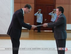 ХБНГУ-ын Элчин сайд итгэмжлэх жуух бичгээ барив