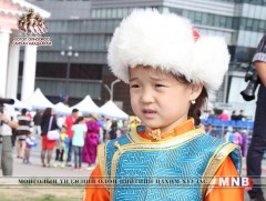 Дээлтэй Монгол: Эгчийнхээ багадсан дээлийг өмсчихсөн...