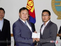 Аймгийн ИТХ-ын төлөөлөгчийн түр үнэмлэхээ авлаа