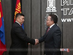 Ерөнхийлөгч Ц.Элбэгдорж шүүгчдэд үнэмлэх гардуулж үг хэлэв