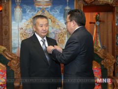 Хүүхдийн зохиолч Ж.Дашдондогт Төрийн соёрхол хүртээв