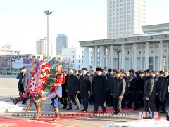 Д.Сүхбаатарын хөшөөнд цэцэг өргөж, Их эзэн Чингис хааны хөшөөнд хүндэтгэл үзүүлэв