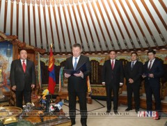 Үндэсний бүтээн байгуулалтын дээд шагнал-Төрийн гэрэгэ гардуулав