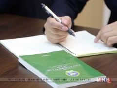Санал өгснийг баталгаажуулж хуруунд бэхэн тэмдэглэгээ хийнэ