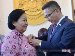 Төрийн дээд одон медаль гардуулав