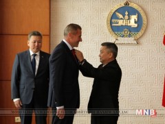 Олон улсын хөнгөн атлетикийн холбооны тэргүүн дэд ерөнхийлөгч Сергей Назарович Бубкаг Алтан гадас ..