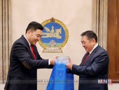 МУГЖ Г.Ариунбаатар “ВВС Cardiff singer of the world” уралдааны шагналын цомоо УИХ-ын даргад хадгал..