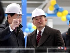 Монгол Улсын Ерөнхийлөгч Х.Баттулга дотоодын түүхий эдийг ашиглан орон сууц барих үйлдвэртэй танил..