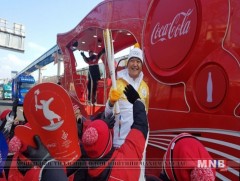 Монгол хүн өвлийн олимпийн бамбарыг анх удаа буухиаллаа 