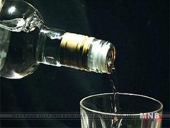 Орхон аймагт гурван настай хүүхэд архи уужээ