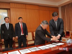 Монгол Улсын хуулиуд дээр Төрийн тамга дарах ёслол үйлдлээ