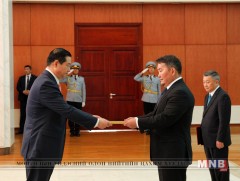 Элчин сайд Жон Жэ Нам Ерөнхийлөгч Х.Баттулгад Итгэмжлэх жуух бичгээ өргөн барилаа