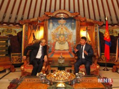 Ерөнхийлөгч Х.Баттулга  Төрийн шагналт хөгжмийн зохиолч Б.Шаравыг хүлээн авч уулзав