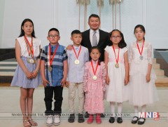 Ерөнхийлөгч Х.Баттулга өсвөрийн шилдэг шатарчидтай уулзаж, баяр хүргэв