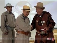 Өвөрхангай аймгийн иргэн Г.Батсуурьт Эрүүлийг хамгаалахын гавьяат ажилтан цол хүртээв