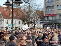 Германд Хамбах ойг  хамгаалагчид эсэргүүцлийн жагсаал зохион байгуулжээ 