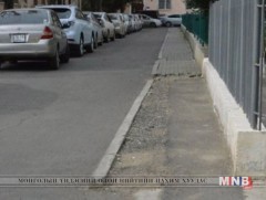 Явган хүний зам талбайг хаасан газар олон байна