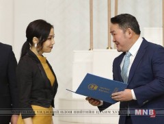 Ерөнхийлөгч Х.Баттулга гагнуурчин охин Э.Уужимсэтгэлд “Шилдэг залуу ажилчин” шагнал гардууллаа