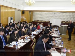 Тамгын газрын ажилтнууд манлайллын ур чадвар хөгжүүлэх сургалтад хамрагдаж байна