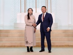 Ерөнхийлөгч Х.Баттулга ээжүүдэд Алдарт эхийн одон гардуулж, үг хэллээ