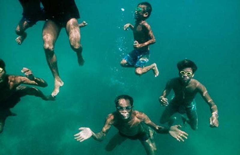 Будут проводить время в воде. Племя Баджо. Морские цыгане Баджо. Племя Баджо под водой. Племя мокен под водой.