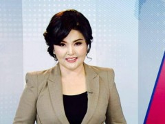 Шавьтайгаа дэлгэцийг чимж яваа бүсгүй