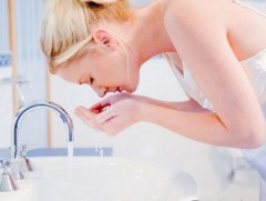 Нүүрний будгийг савандаж арилгах нь хамгийн буруу