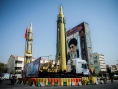 Иракийн нутагт баллистик пуужингуудаа зөөж хадгалсан хэмээн Ираныг буруутгаж байна