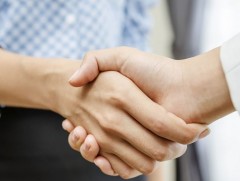 Гар барих, бусдын биед хүрэх нь халдварт өртөх эрсдэлийг нэмэгдүүлнэ 
