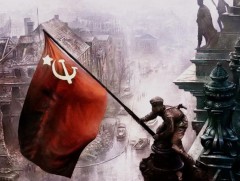 Рейхстагийн оройд мандуулсан Ялалтын улаан туг