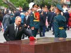 Владимир Путин ялалтын баярыг Улаан талбайгаас үзэж сонирхоно  