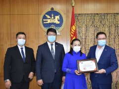 10 хүн эдгэрч, 10 төрийн албан хаагч орон сууцанд орох батламжаа гардан авлаа