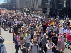 Германд хөл хориог эсэргүүцсэн хөдөлгөөний үеэр 300 хүн баривчлагджээ